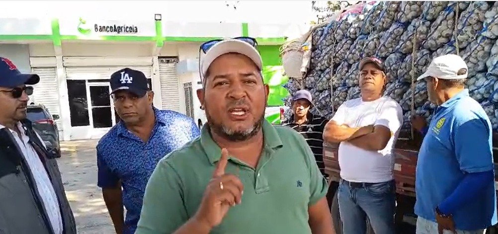 Productores de ajo protestan en Constanza por deudas y falta de compra de cosechas